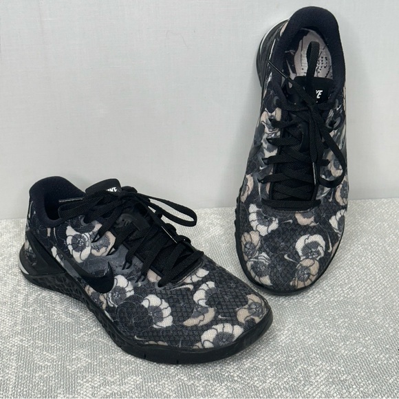 Nike 🌻 Women's Black and White Floral Metcon  Sneakers Sz 7.5 - Picture 1 of 8
